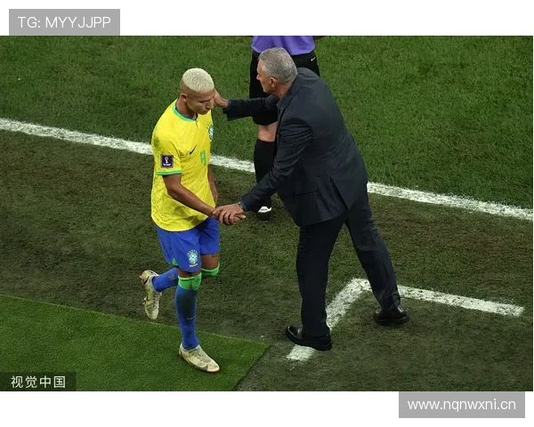 维尼修斯 vs 马丁内利:巴西边锋成长路径分化分析 维尼修斯 vs 马丁内利:巴西边锋成长路径分化分析