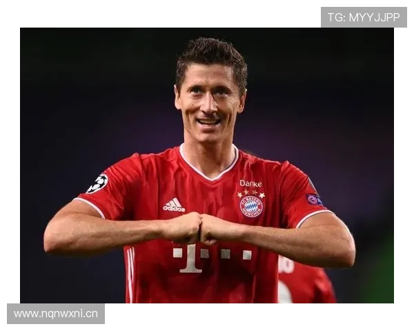 刚刷到莱万多夫斯基背着破背包回家，我差点把他当成楼下快递小哥